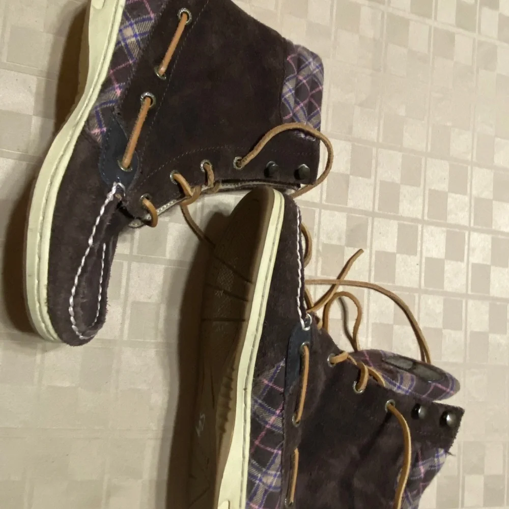 Sperry euc top
